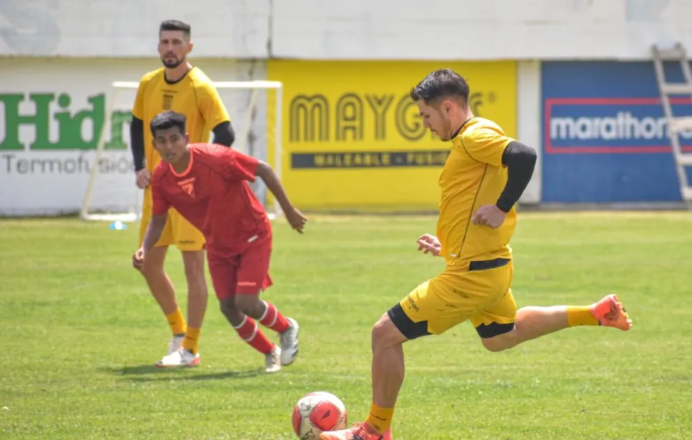 El atigrado Sebastián Guerrero ensaya un remate durante el amistoso de este sábado frente a Always Ready en Achumani. Foto: The Strongest.