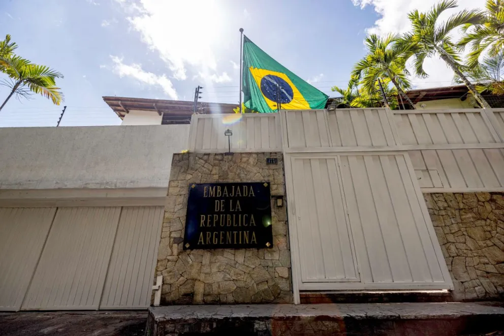 La bandera de Brasil izada en la Embajada de Argentina en Caracas. Foto: EFE