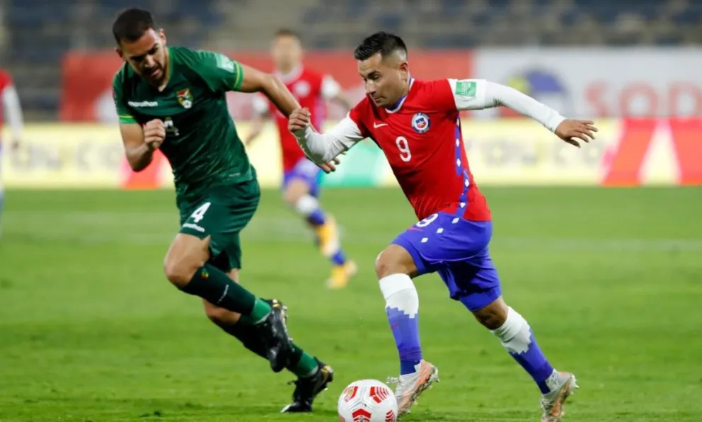 Luis Haquin (izq.) va a la marca de un rival de Chile en el partido de 2021. Foto: El Gráfico Chile.