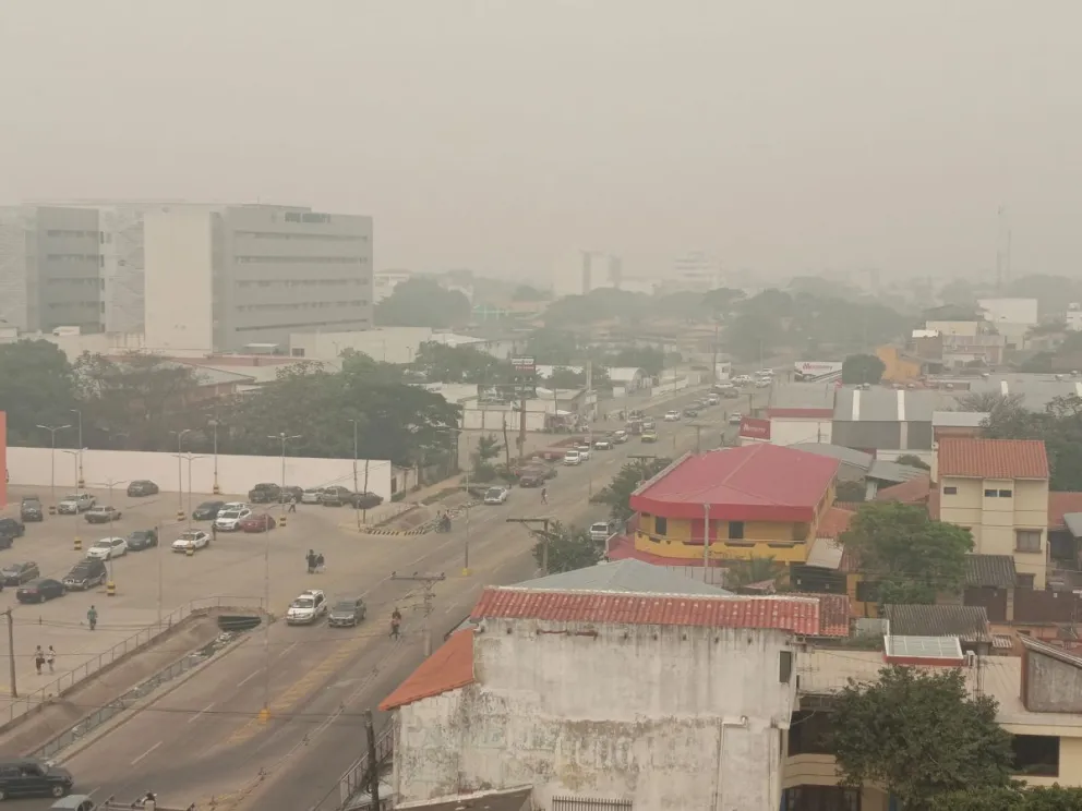 Santa Cruz bajo un intenso humo este sábado. Foto: DTV
