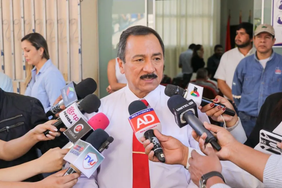 El rector de la UAGRM, Vicente Cuéllar, declara ante la prensa. Foto: RRSS