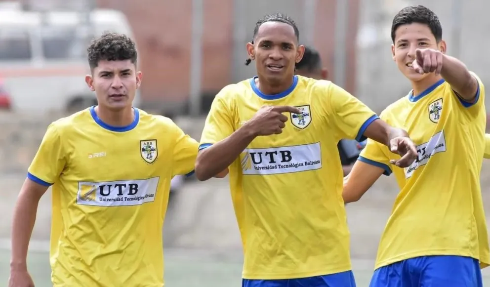 Jugadores de ABB celebran una de las conquistas de la goleada a Vaca Diez de Pando. Foto: ABB