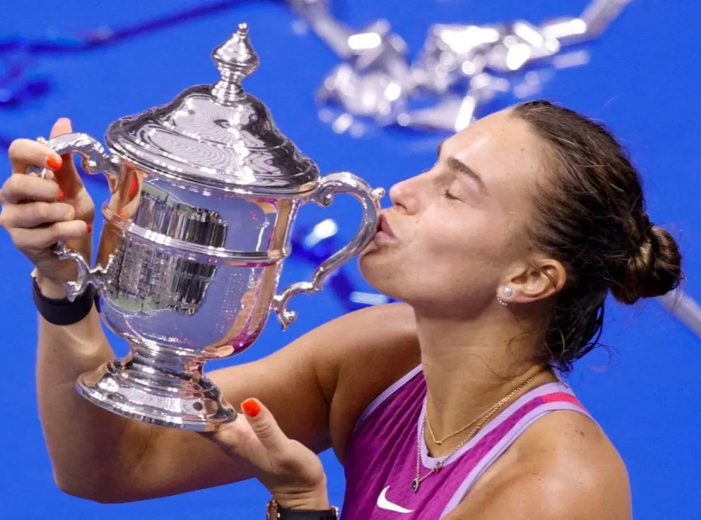 Arina Sabalenka besa el trofeo del Abierto de Estados Unidos, ganó el torneo por primera vez. Foto: US Open Championship.