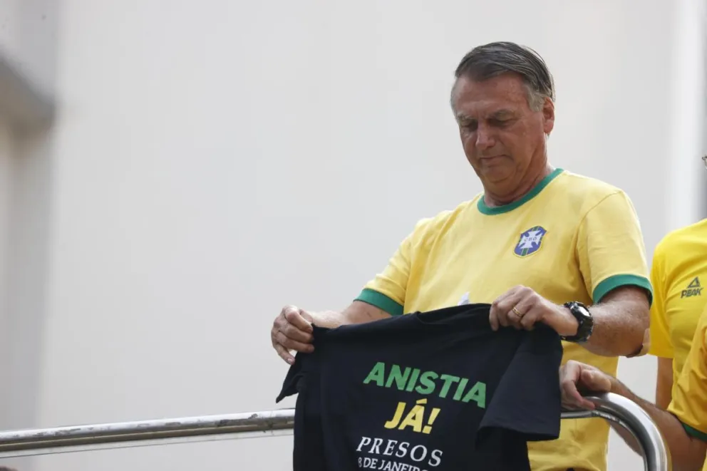 El expresidente brasileño sostiene una camisa durante una manifestación este sábado. Foto: EFE