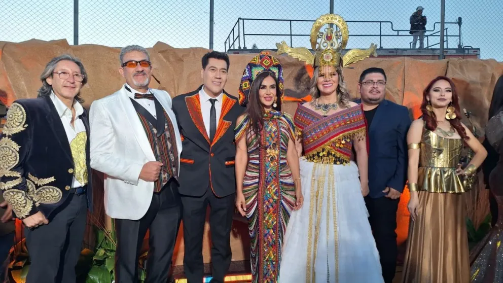 Carla Ortiz, creadora del evento, junto a otros asistentes, este sábado. Foto: Leny Chuquimia / Visión 360 