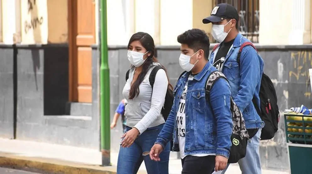Jóvenes con barbijos (imagen referencial). Foto: ABI