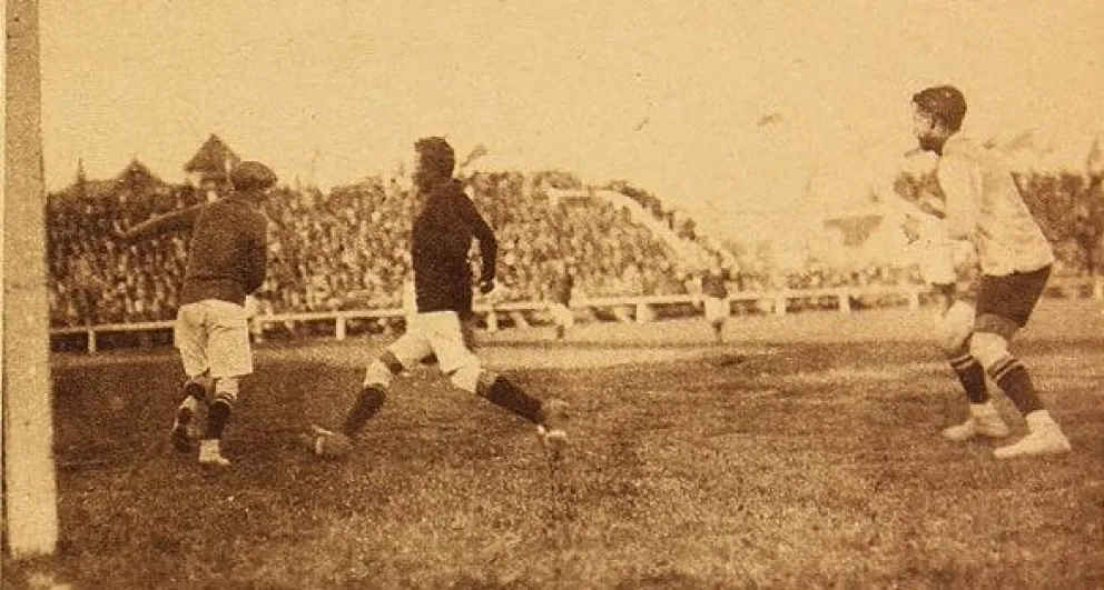 Una incidencia del primer partido entre Chile y Bolivia jugado en 1926 en Santiago. Foto: Los Sports 2026
