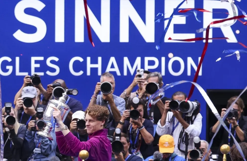 Sinner con el trofeo de campeón después de ganar la final del Abierto de Estados Unidos. Foto: EFE