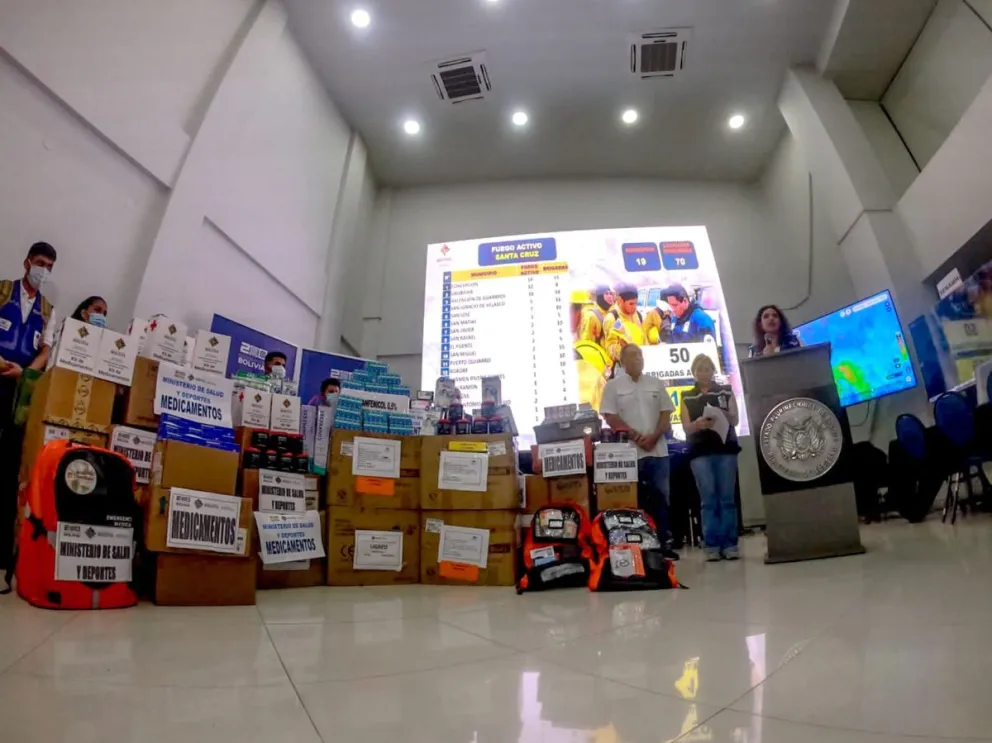 Castro, instruyó la atención oportuna a los afectados y al personal que combate el fuego.   Foto: Ministerio de Salud. 