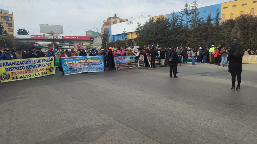Los manifestantes en el bloqueo que instalaron, este lunes. Fotos: Ariel Poma / Visión 360 