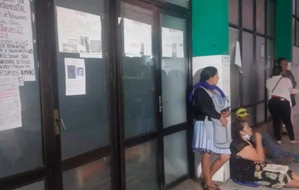 Pacientes en las puertas del Hospital San Juan de Dios. Foto: Unitel