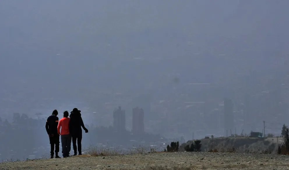 La Paz amaneció los últimos días con humareda y el aire contaminado por los chaqueos. Foto: APG