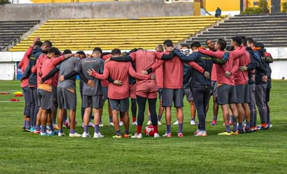 Jugadores y cuerpo técnico del Tigre reunidos en el centro de la cancha del Rafael Mendoza antes de iniciar un entrenamiento. Foto: club The Strongest