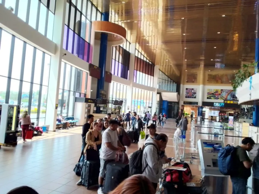 Pasajeros hacen fila en el aeropuerto de Cochabamba, este lunes. Foto: Visión 360 