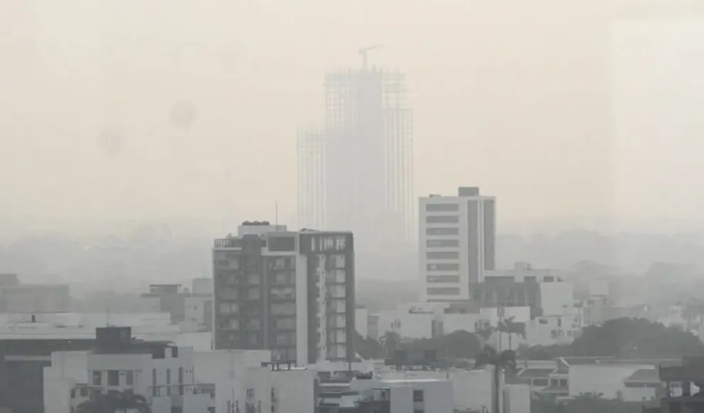 El cielo de Santa Cruz este lunes, totalmente cubierto por humo. Foto: APG