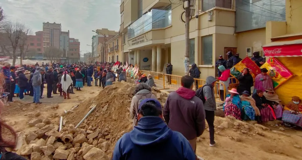 Vecinos de tres distritos de Viacha, protestaron hoy contra el alcalde Napoleón Yahusi. Foto: Visión 360 