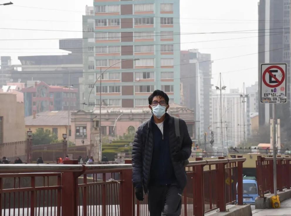 Un estudiante con barbijo en cercanías de la UMSA, La Paz está bajo el humo. Foto: APG