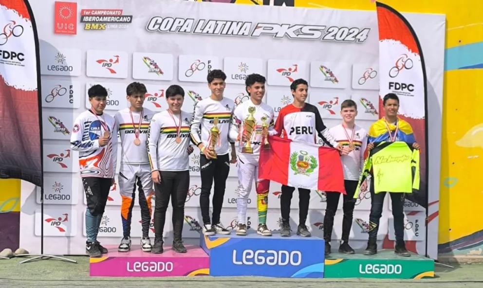 Pedalistas bolivianos en el podio de una de las categorías del evento internacional. Foto: Federación Boliviana de Bicicross.