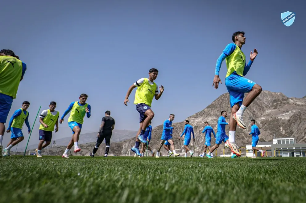 El primer plantel celeste durante una práctica en Ananta. Foto: Club Bolívar.