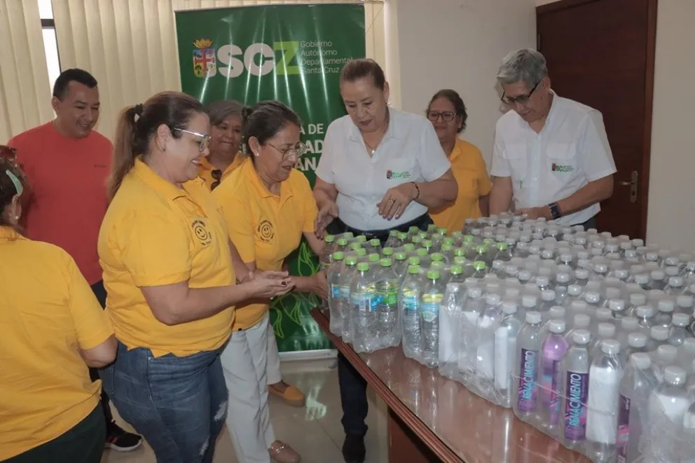 Donación de agua que llegó a la Gobernación de Santa Cruz. Foto: Gobernación de Santa Cruz