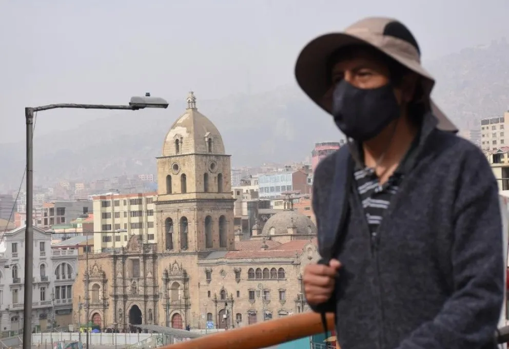 Ante la contaminación del aire a causa de los incendios, algunas personas utilizan barbijos en la ciudad de La Paz. Foto: APG
