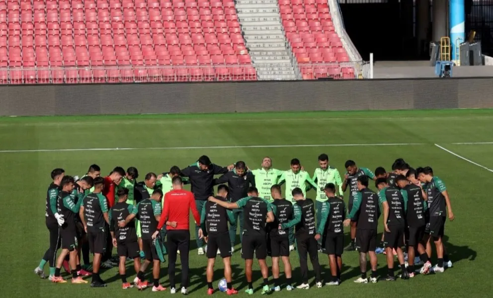 La selección nacional se entrenó este lunes en el estadio Nacional en Santiago. Foto Jonnathan Oyarzun / APG