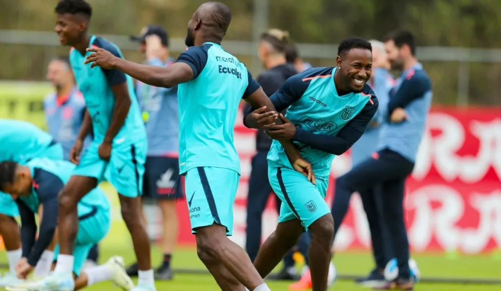 El combinado ecuatoriano en plena práctica. Foto: EFE.