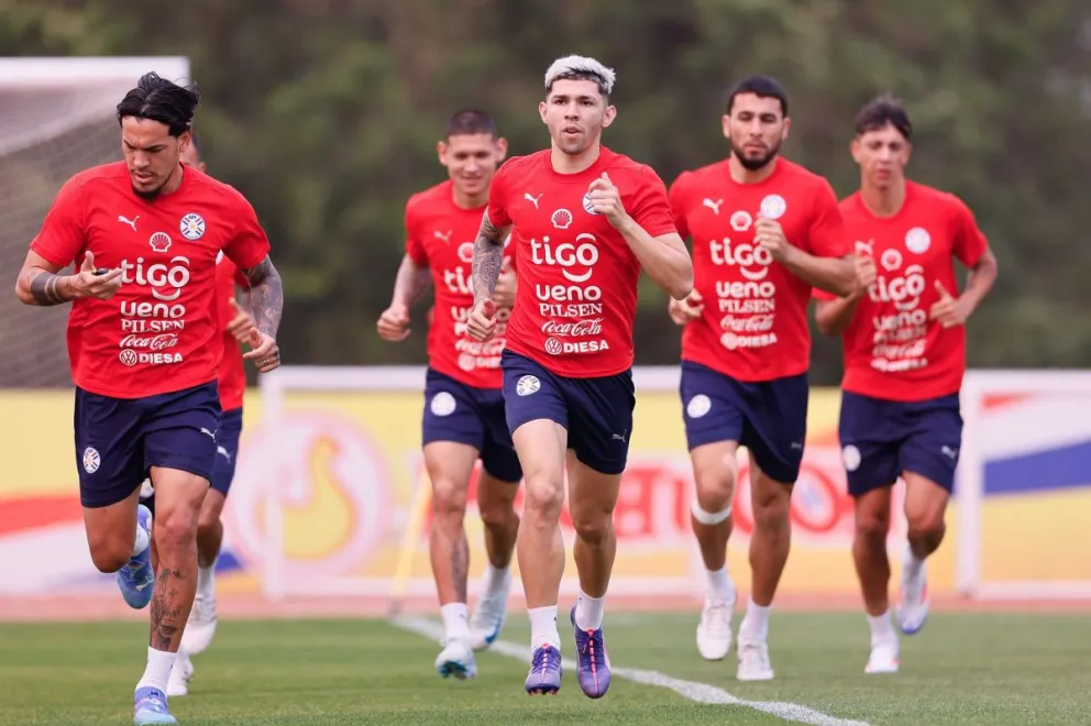 Jugadores paraguayos trotan en su entrenamiento. Foto: Selección Paraguaya.