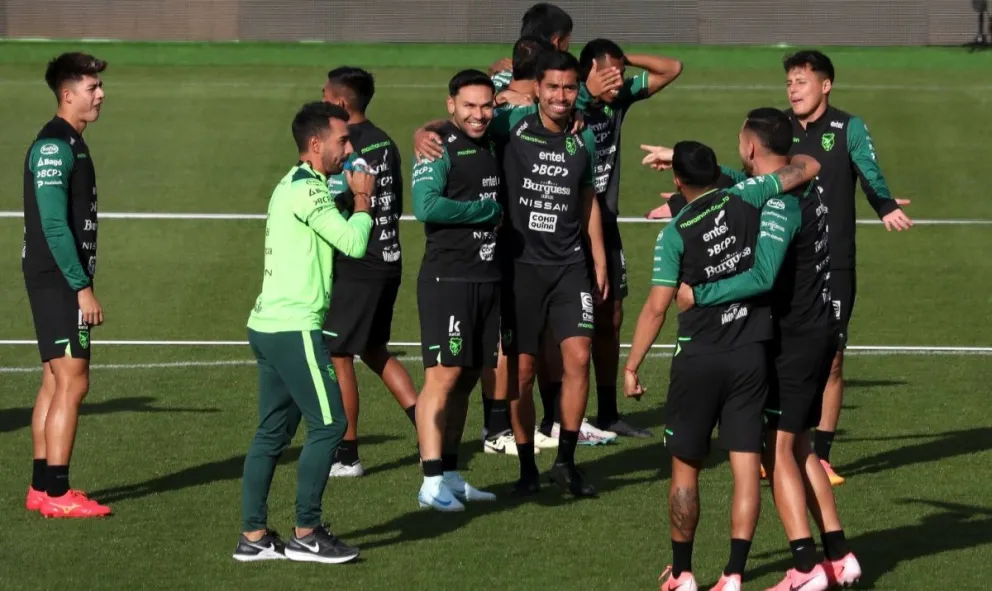 Buen ambiente en la selección nacional durante el cierre de entrenamientos en el estadio Nacional de Santiago. Foto: Jonnathan Oyarzún / APG 