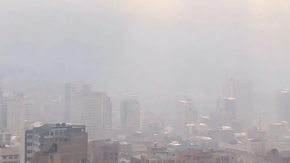 Una vista de la ciudad de La Paz con el aire contaminado. Foto: AMUN