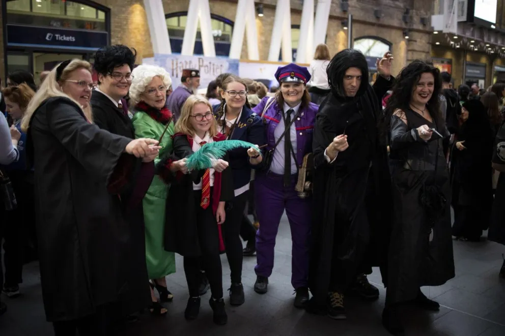 Fotografía de archivo de fans de Harry Potter vestidos con disfraces se reúnen para celebrar el 25 aniversario del lanzamiento del primer libro de Harry Potter en Londres. Foto: EFE