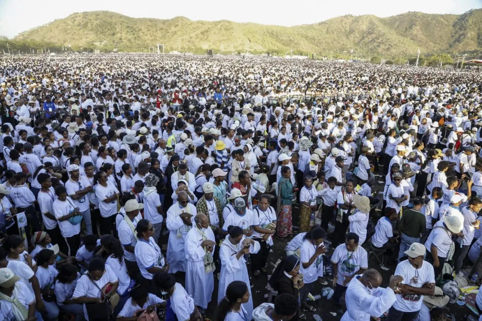 Miles de personas en la misa oficiada por el papa Francisco en Timor Oriental. Fotos: EFE
