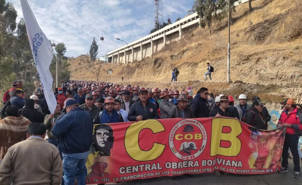 La marcha de la COB que avanza hacia la ciudad de La Paz. Foto: DTV