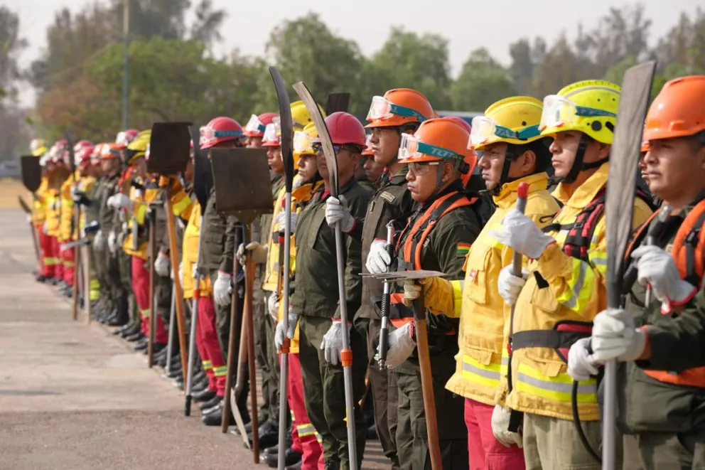 Los bomberos en la Segunda Brigada de Cochabamba. Fotos posteadas en Facebook por Eduardo del Castillo