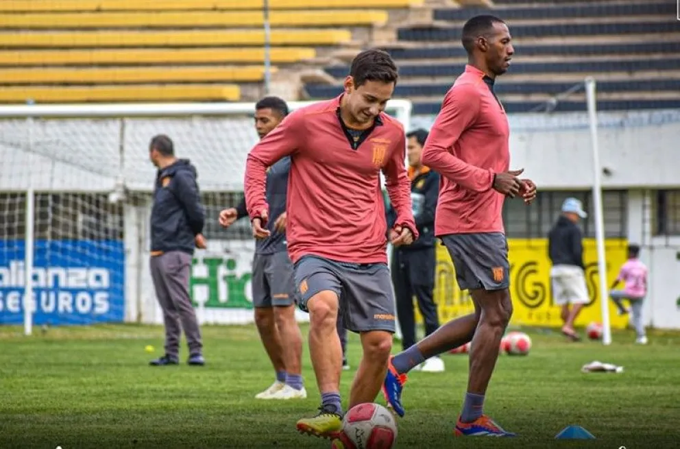 Marcelo Somoya (izq.) y Abdiel Ayarza durante uno de los último entrenamientos del platel atigrado en su estadio de Achumani. Foto: club The Strongest
