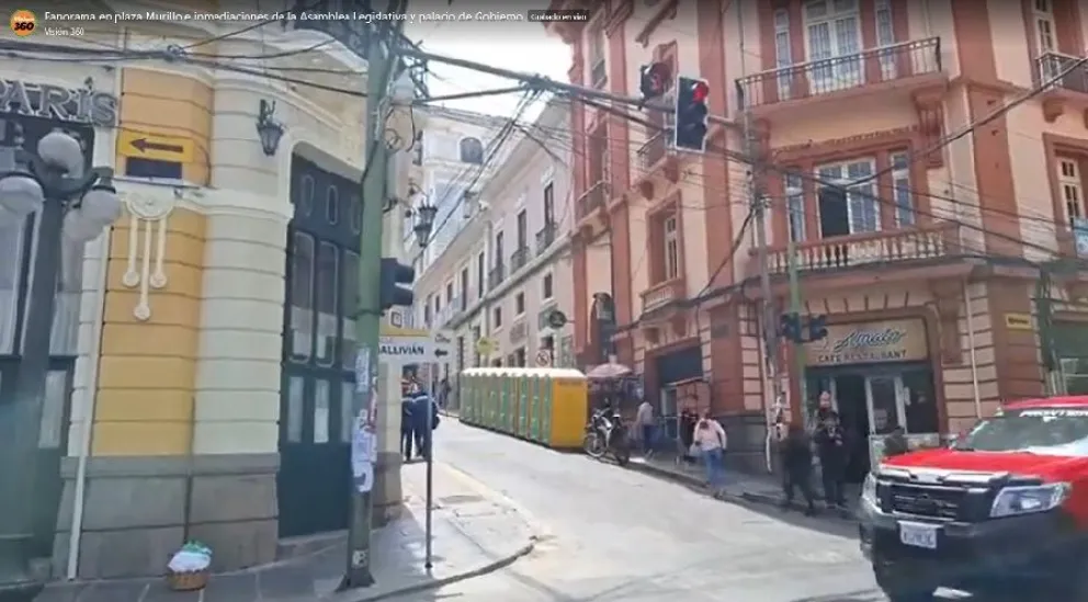 Los baños colocados a pasos de la Plaza Murillo. Foto: Visión 360