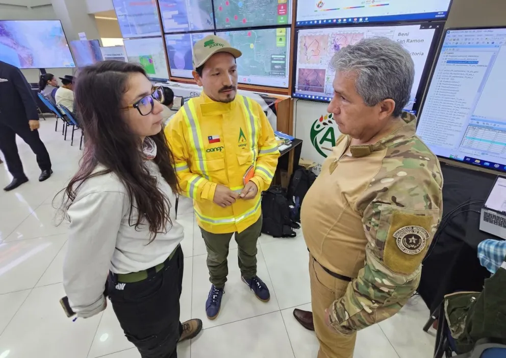 El ministro Novillo junto a los visitantes de Chile. Foto: Ministerio de Defensa 