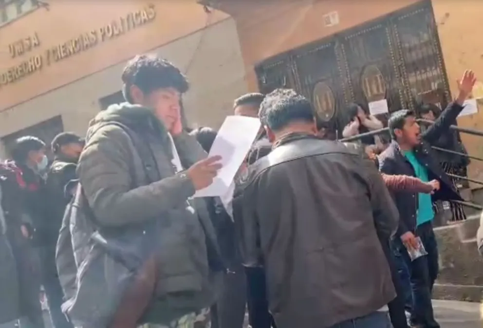 Estudiantes protestan en la facultad de Derecho de La Paz. Foto: Captura de video
