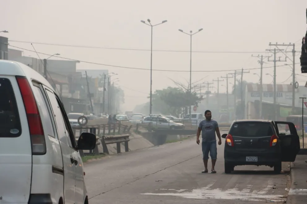 La capital cruceña bajo el humo. Foto: Comité Pro Santa Cruz en Facebook