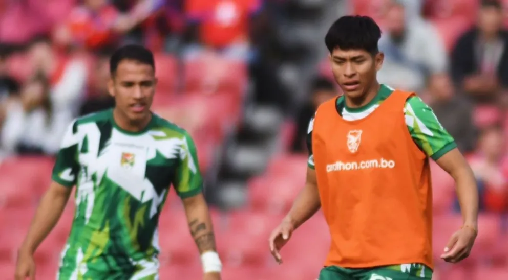 Ervin Vaca (de ponchillo naranja) en el calentamiento previo al cotejo con Chile. Foto: FBF.