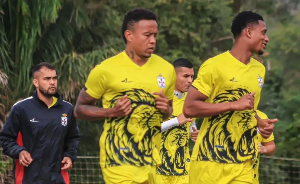 Jugadores de Real Santa Cruz cumplen una tarea física antes de un entrenamiento. Foto: club Real Santa Cruz