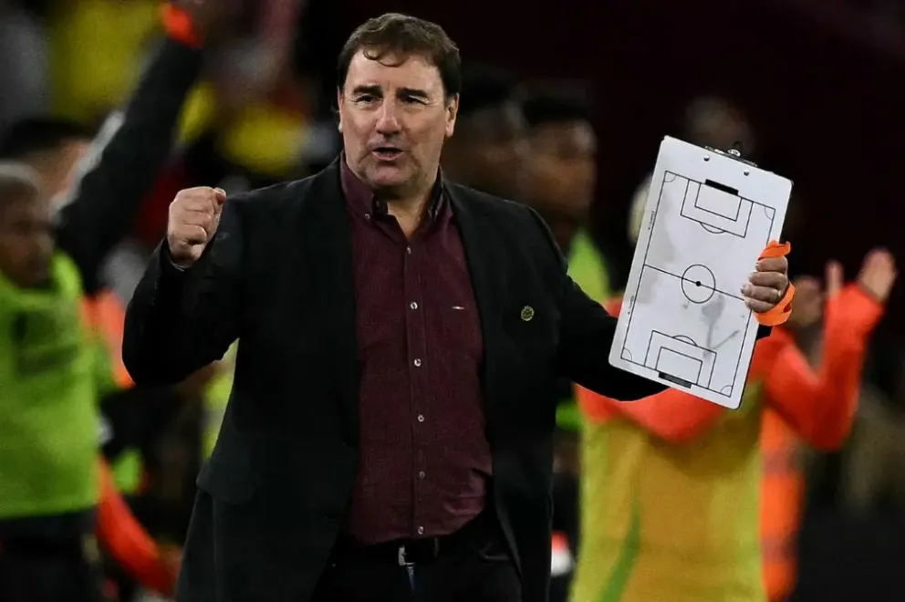 Néstor Lorenzo con el traje habitual que utiliza en cada partido oficial. Foto: RCN 