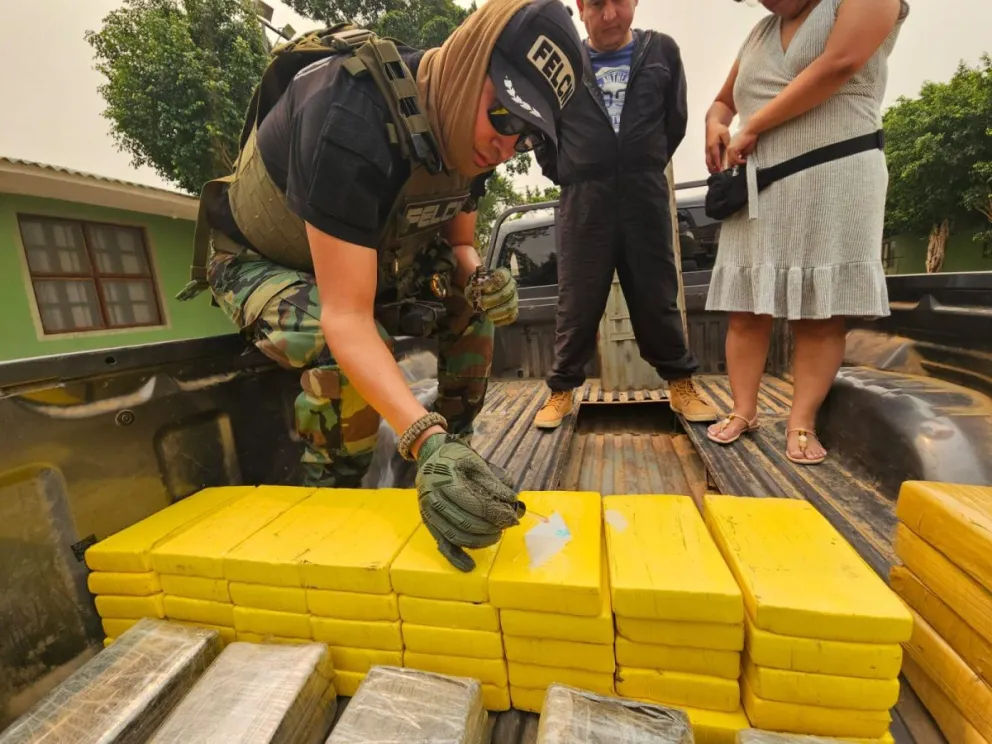 Un funcionario de la Felcn realiza la prueba de campo para verificar que los paquetes contienen cocaína. Foto: Felcn