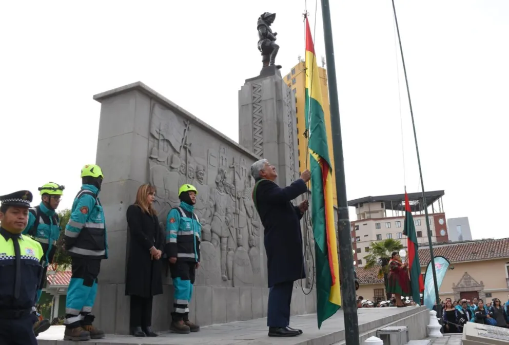 El alcalde de La Paz, Iván Arias, iza la tricolor este martes 1 de octubre. Fotos: APG