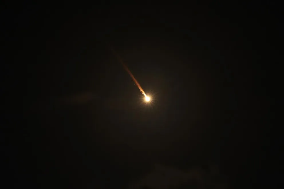 Un proyectil sobrevuela la Alta Galilea, en el norte de Israel, este martes. Foto: EFE 