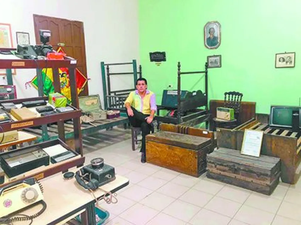  Bismark Reyes, sentado en una de las salas del museo de Portachuelo. FOTO: Museo Municipal de Portachuelo