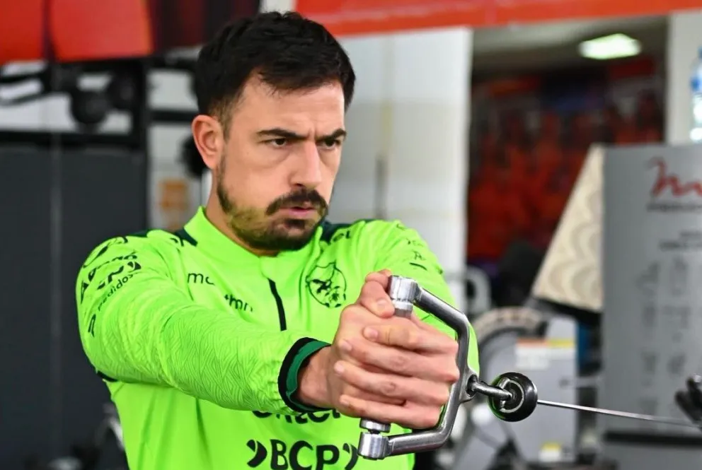 Guillermo Viscarra cumple una rutina con aparatos en una sesión en gimnasio de la selección. Foto: FBF