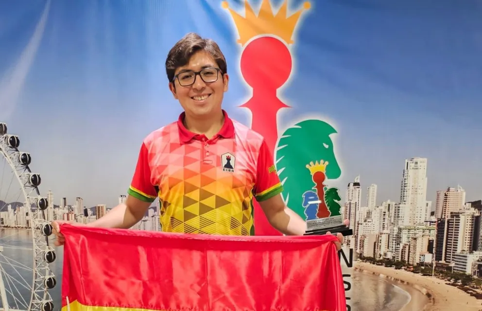 Tapia con la tricolor nacional en la premiación. Foto: Federación Boliviana de Ajedrez.