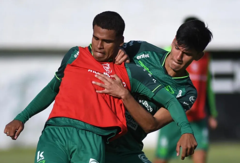 Sebastián Álvarez forcejea con Enzo Monteiro en una práctica de fútbol de la selección nacional. Foto: FBF 