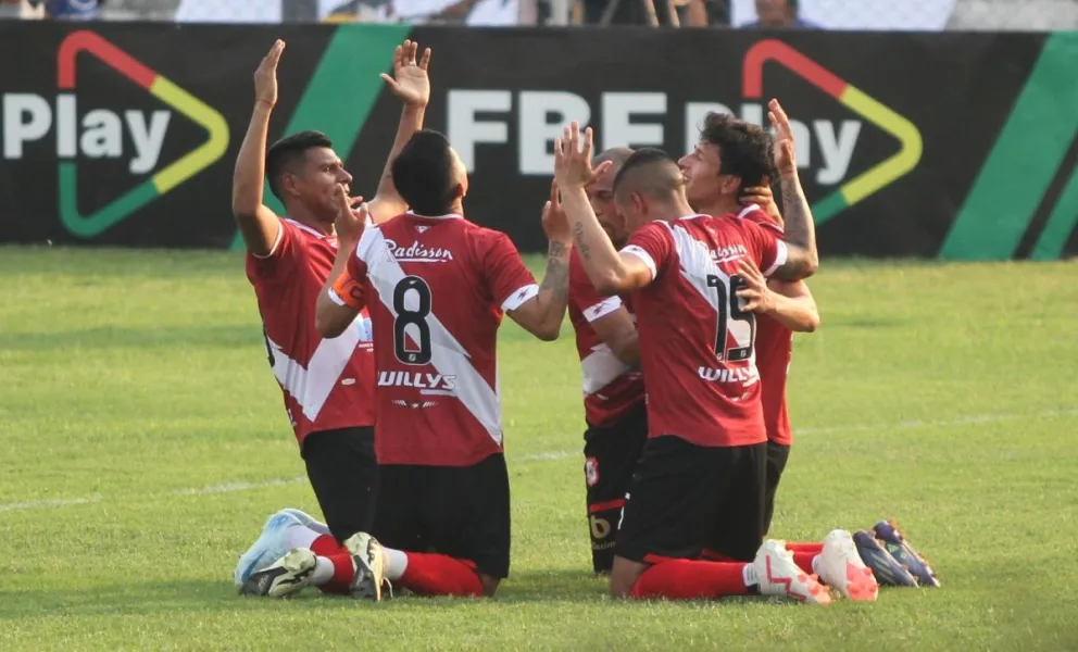 Jugadores de Nacional Potosí celebran su cuarto gol convertido por Willan Álvarez. Foto: APG